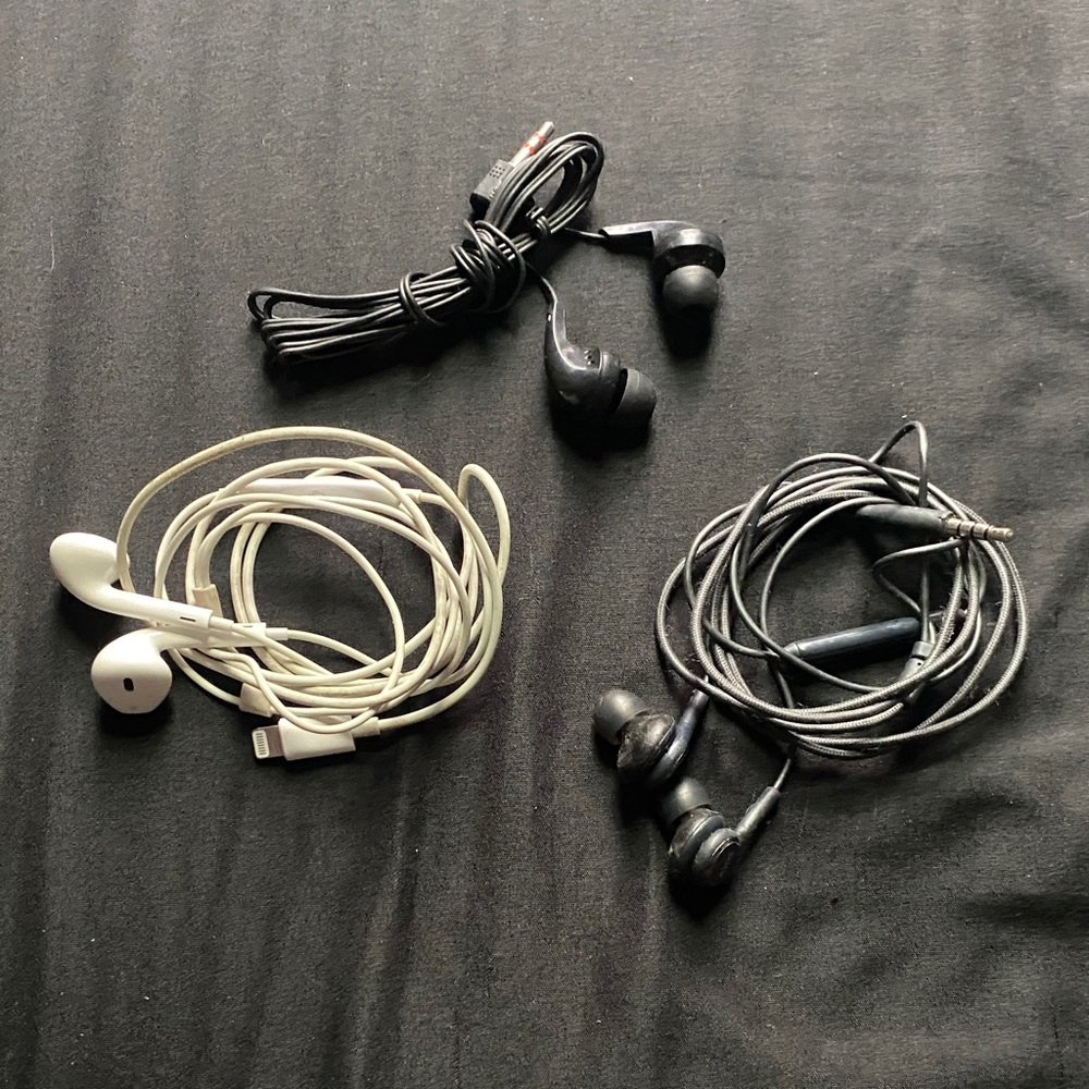 Mixed Lot of Wired Earbuds - White and Black